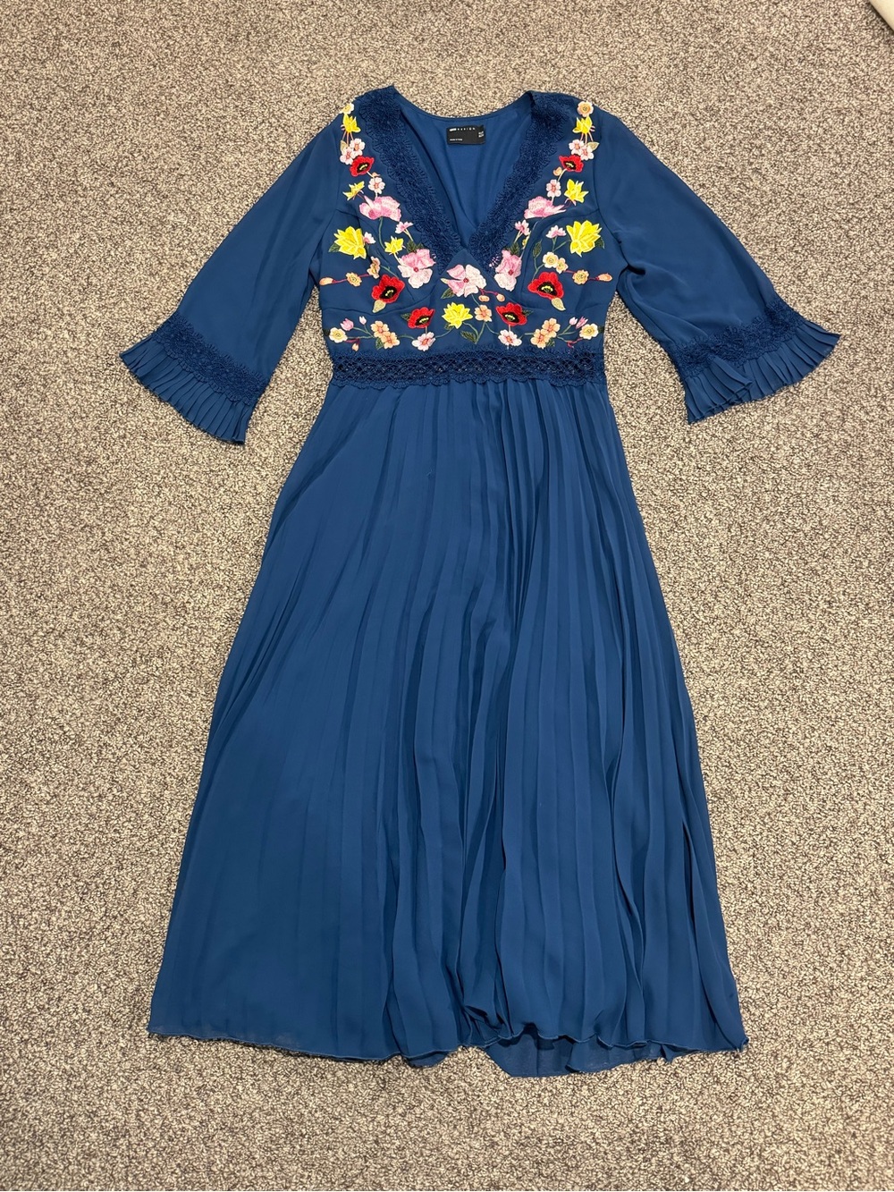 ASOS Embroidered Navy V-Neck Pleated Midi Dress - Picture 4 of 9
